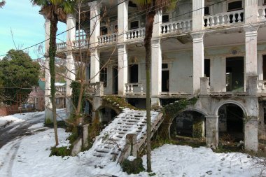 Kışın bina terk edilmiş eski