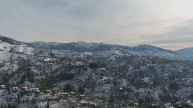 Dağlarda kışın ormanın güzel manzarası