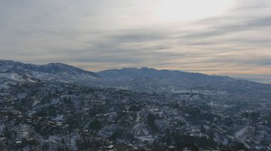 Dağlarda kışın ormanın güzel manzarası