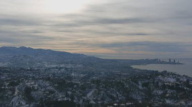 Dağlarda kışın ormanın güzel manzarası