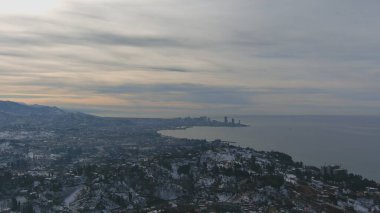 Dağlarda kışın ormanın güzel manzarası