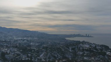 Dağlarda kışın ormanın güzel manzarası