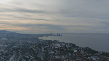 Dağlarda kışın ormanın güzel manzarası