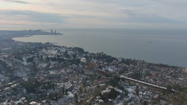 Dağlarda kışın ormanın güzel manzarası