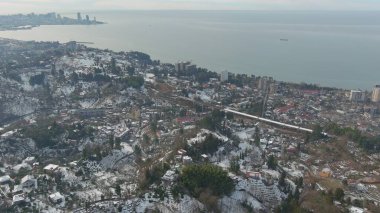 Dağlarda kışın ormanın güzel manzarası