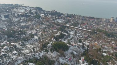 Dağlarda kışın ormanın güzel manzarası