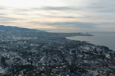 Dağlarda kışın ormanın güzel manzarası