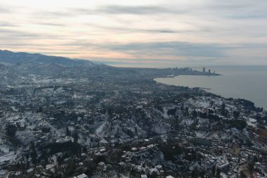 Dağlarda kışın ormanın güzel manzarası