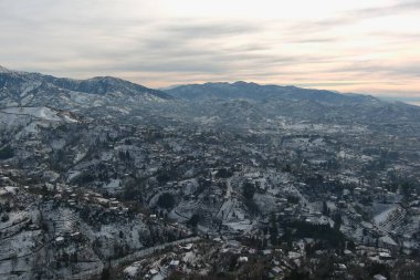 Dağlarda kışın ormanın güzel manzarası