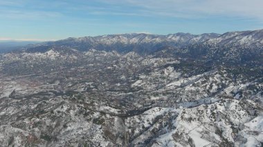 Dağlarda kışın ormanın güzel manzarası