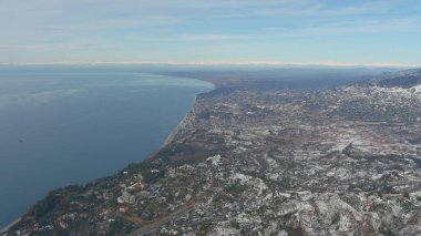 Dağlarda kışın ormanın güzel manzarası