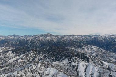 Dağlarda kışın ormanın güzel manzarası