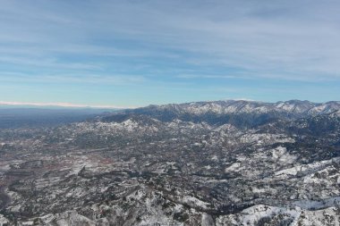 Dağlarda kışın ormanın güzel manzarası