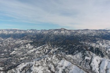 Dağlarda kışın ormanın güzel manzarası