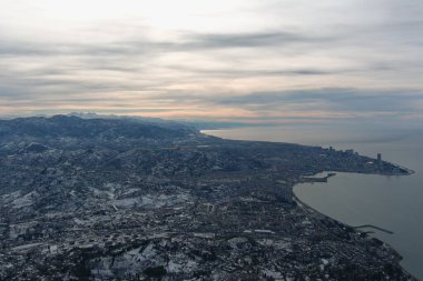 Dağlarda kışın ormanın güzel manzarası