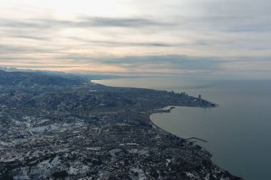 Dağlarda kışın ormanın güzel manzarası
