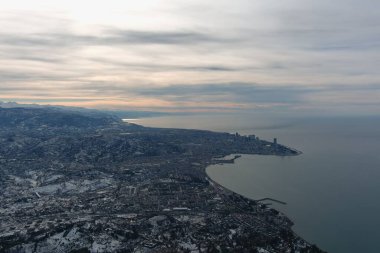 Dağlarda kışın ormanın güzel manzarası