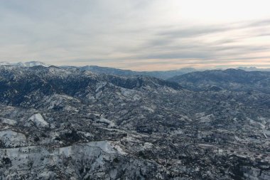 Dağlarda kışın ormanın güzel manzarası