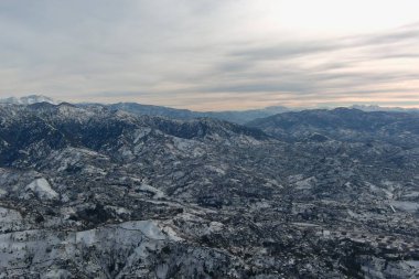 Dağlarda kışın ormanın güzel manzarası