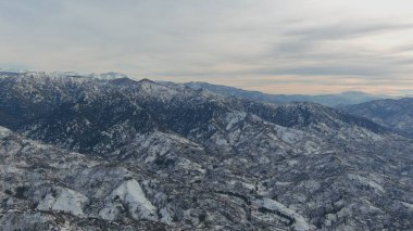 Dağlarda kışın ormanın güzel manzarası
