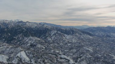 Dağlarda kışın ormanın güzel manzarası