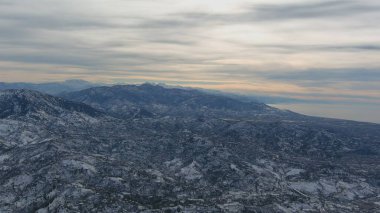 Dağlarda kışın ormanın güzel manzarası