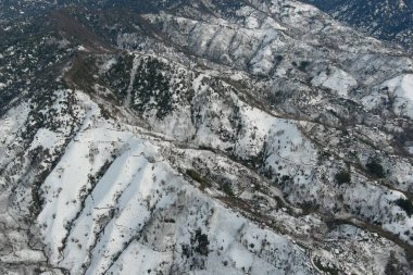 Dağlarda kışın ormanın güzel manzarası