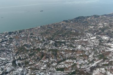 Dağlarda kışın ormanın güzel manzarası