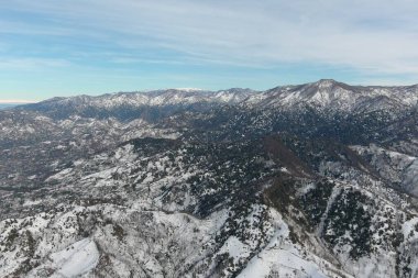 Dağlarda kışın ormanın güzel manzarası