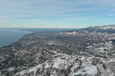 Dağlarda kışın ormanın güzel manzarası