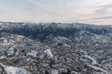 Dağlarda kışın ormanın güzel manzarası