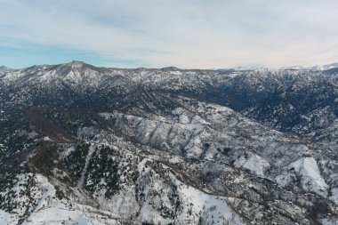 Dağlarda kışın ormanın güzel manzarası