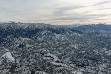 Dağlarda kışın ormanın güzel manzarası