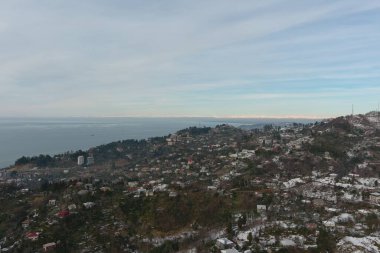 Dağlarda kışın ormanın güzel manzarası