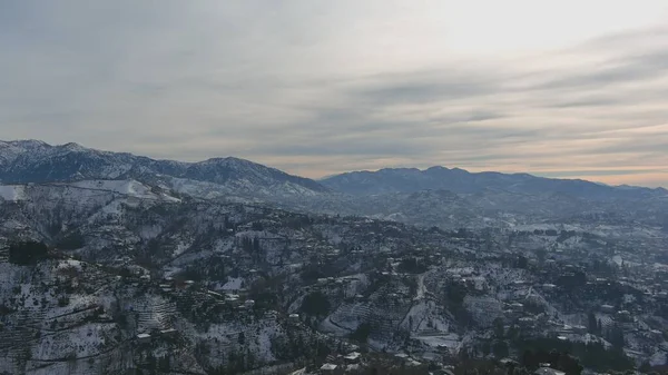 Dağlarda kışın ormanın güzel manzarası