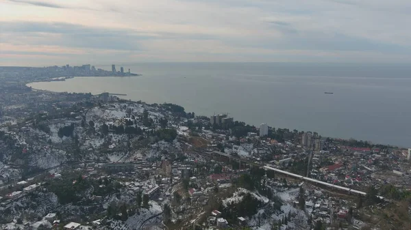 Dağlarda kışın ormanın güzel manzarası