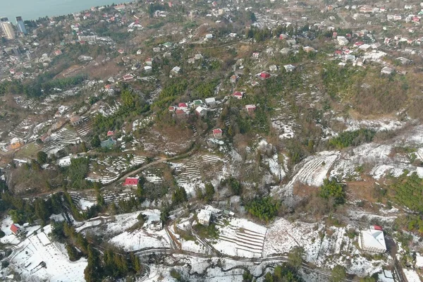 Dağlarda kışın ormanın güzel manzarası