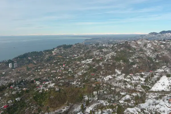 Dağlarda kışın ormanın güzel manzarası