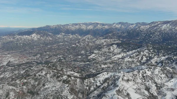Dağlarda kışın ormanın güzel manzarası