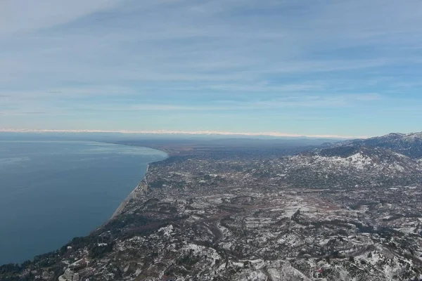 Dağlarda kışın ormanın güzel manzarası