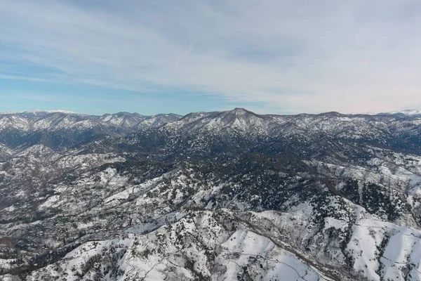 Dağlarda kışın ormanın güzel manzarası