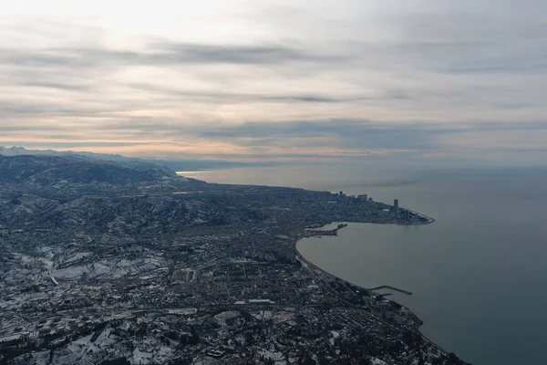 Dağlarda kışın ormanın güzel manzarası