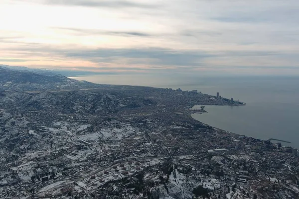 Dağlarda kışın ormanın güzel manzarası