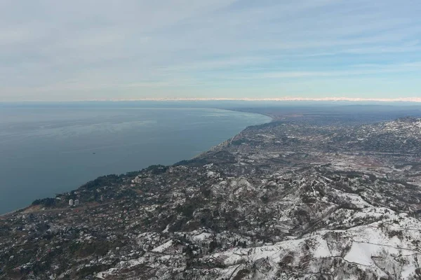 Dağlarda kışın ormanın güzel manzarası