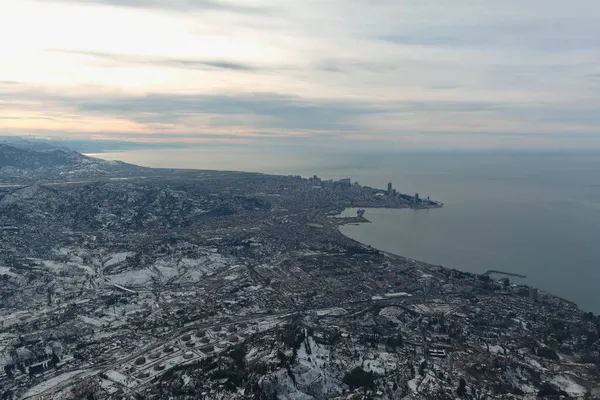 Dağlarda kışın ormanın güzel manzarası