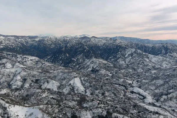 Dağlarda kışın ormanın güzel manzarası