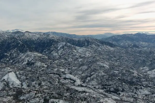 Dağlarda kışın ormanın güzel manzarası
