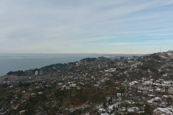Dağlarda kışın ormanın güzel manzarası