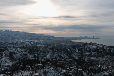 Dağlarda kışın ormanın güzel manzarası