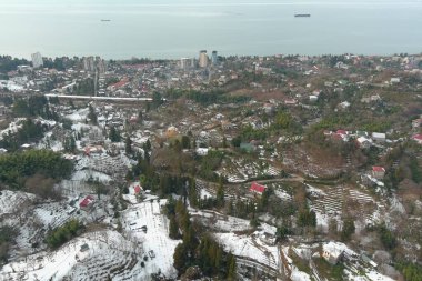 Dağlarda kışın ormanın güzel manzarası